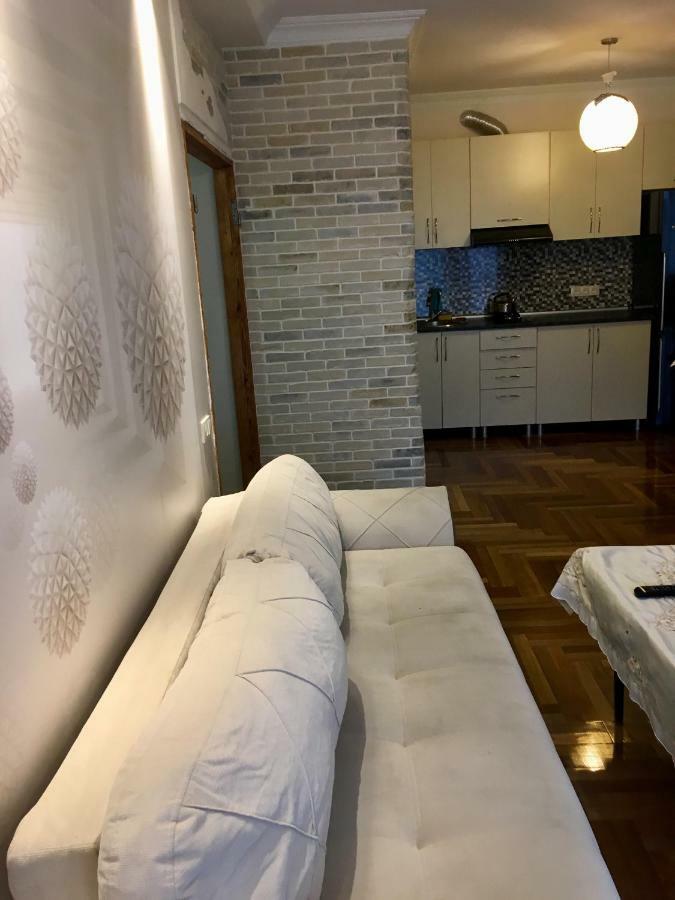Apartment Gamarjoba Batumi Esterno foto